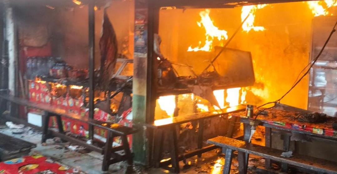 kebakaran-warung-kopi-Jalan-Kendangsari-Gang-I-Tinggilis-Mejoyo-Kota-Surabaya-Senin-17112025.jpg