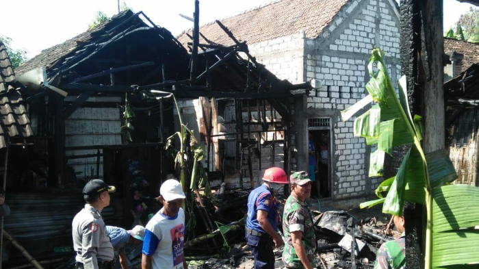 kebakran-empat-rumah-di-dusun-leran-desa-palembon-kecamatan-kanor-bojonegoro_20180704_133805.jpg