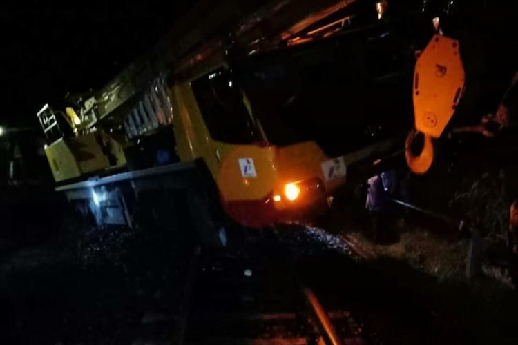 Crane Pertamina Mendadak Mogok di Tengah Rel, Kereta Api Pengangkut Batubara Menyeret 150 Meter