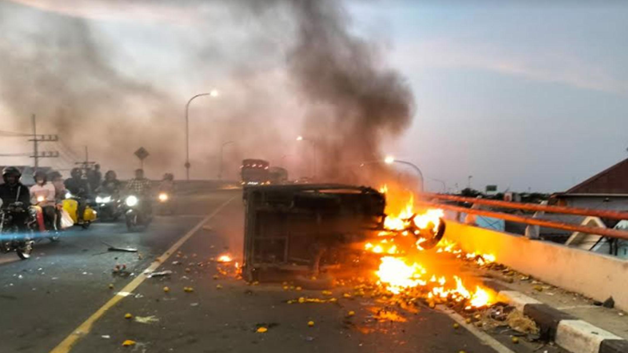 kecelakaan-Beruntun-di-Jembatan-Baru-Ploso-Jombang.jpg