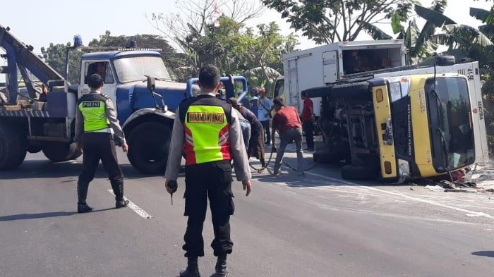 kecelakaan-antara-motor-dan-mobil-boks-di-jalan-tuban-widang-tuban_20180807_124515.jpg
