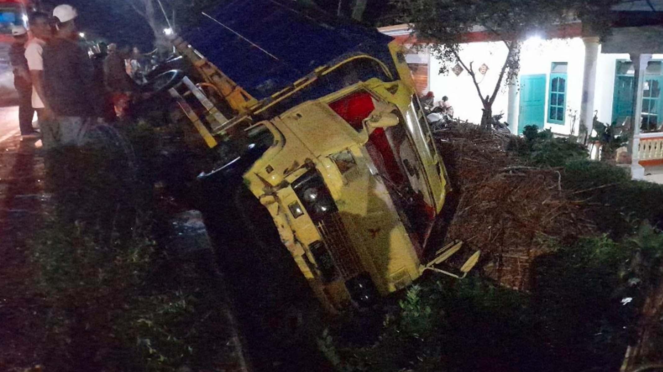 Kecelakaan Maut Tabrakan Beruntun di Jalur Lumajang-Jember, Truk Versus Bus