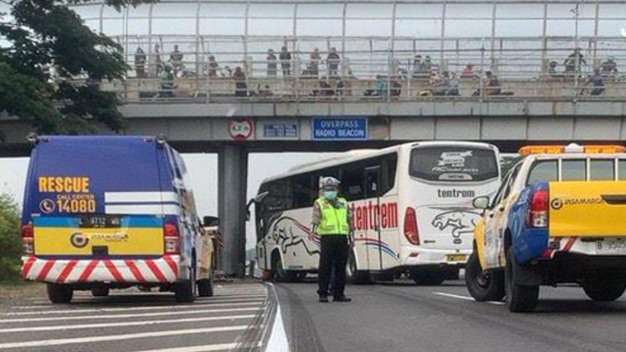 Kecelakaan Bus Tentrem Hantam Tiang Overpass di Jalan Tol Waru -Sidoarjo, 2 Orang Terluka