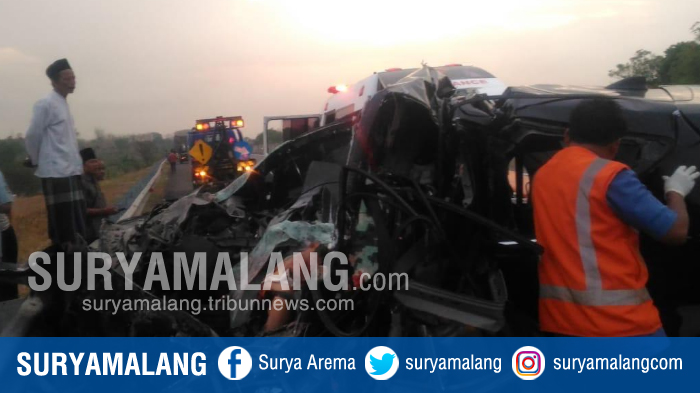 kecelakaan-di-jalan-tol-surabaya-mojokerto-desa-sumberame-kecamatan-wringinanom-gresik_20181106_113640.jpg