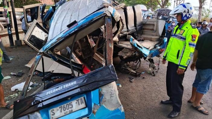kecelakaan-maut-di-Jalan-Raya-Situbondo-Banyuwangi-melibatkan-Elf.jpg