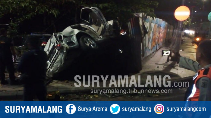 Kecelakaan di Surabaya, Mobil Corolla Tabrak Pembatas Taman sampai Terpental