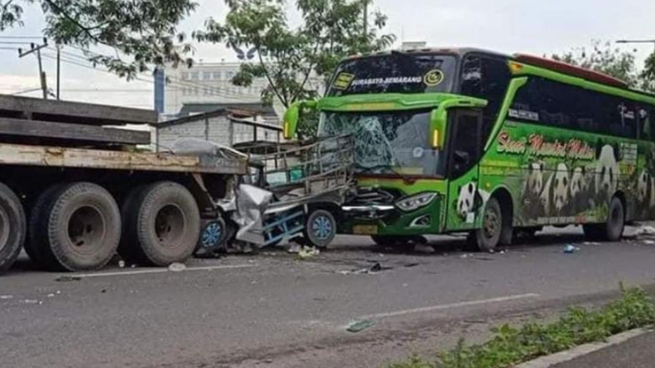 Mobil Pikap Grandmax Remuk Tergencet Bus dan Truk Trailer di Medaeng Sidoarjo, Tak Ada Korban Jiwa