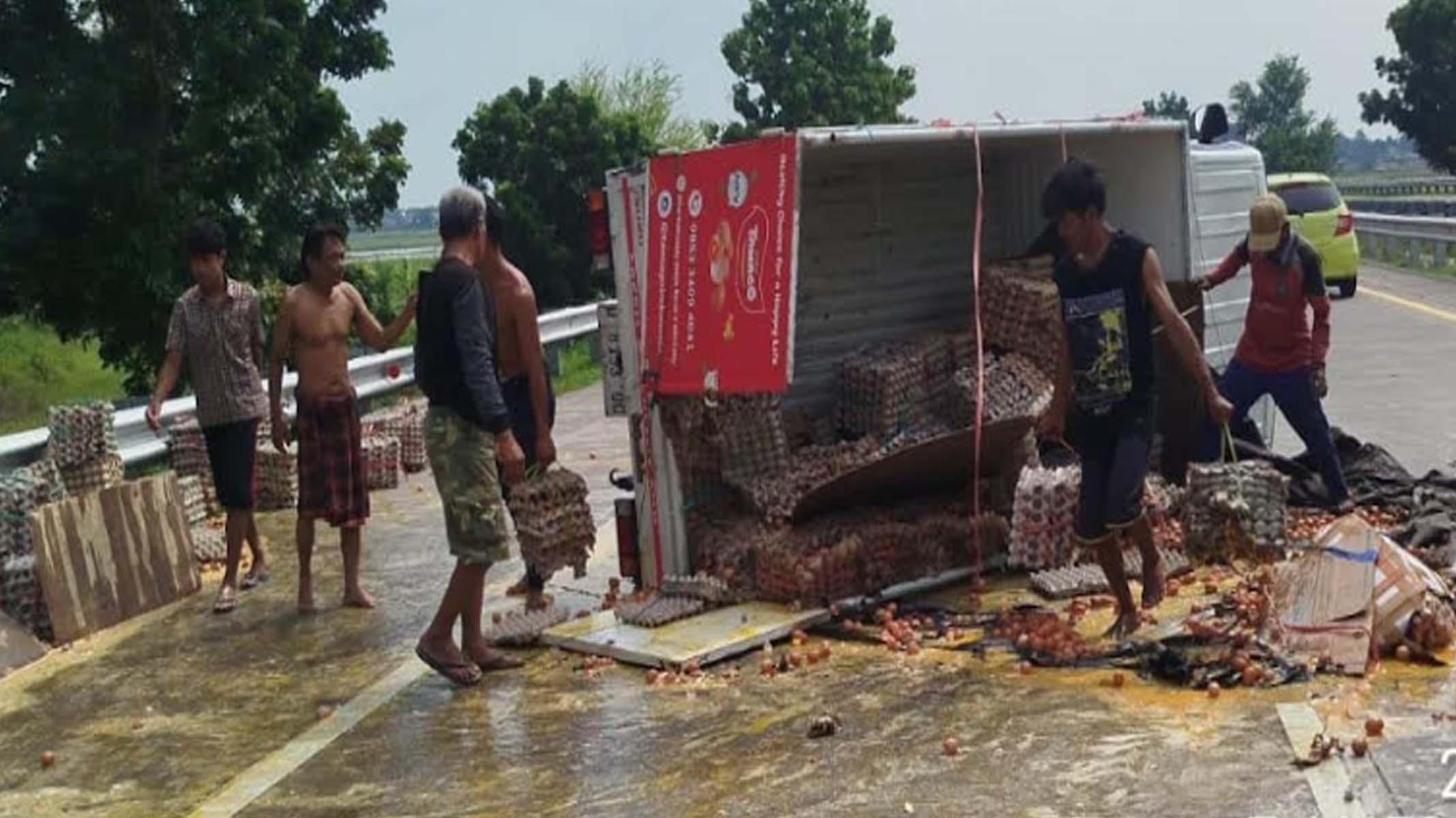 Pikap Isuzu Traga Pengangkut Telur Kecelakaan di Jalan Tol Jombang - Mojokerto karena Pecah Ban