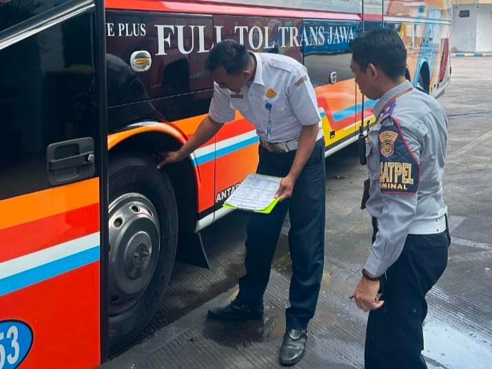 Ratusan Bus di Terminal Patria Blitar Menjalani Rampcheck Jelang Angkutan Mudik 2025