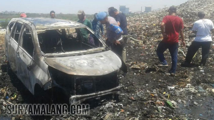 Ricky Wiryawan Umur 45 Tahun asal Surabaya Bakar Mobilnya, Toyota Calya, di Ngipik, Gresik