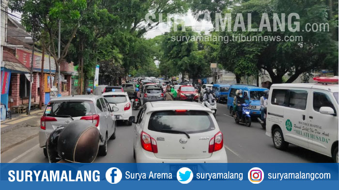 kemacetan-di-kota-malang-sabtu-5122020.jpg
