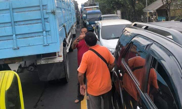 kemacetan-jalur-lalu-lintas-dari-arah-probolinggo-lumajang.jpg