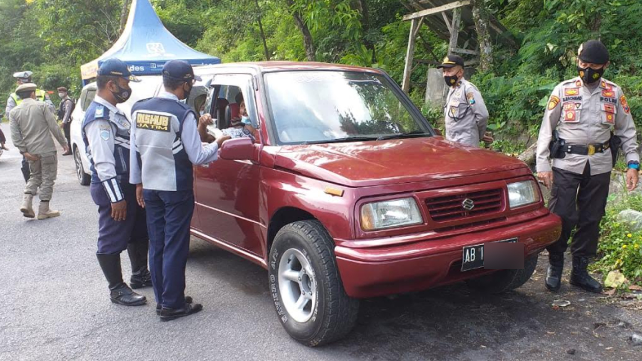 kendaraan-dipaksa-putar-di-pos-perbatasan-lumajang.jpg
