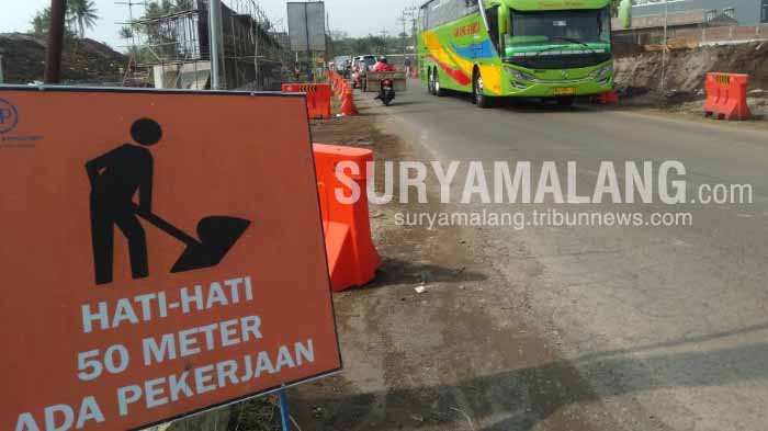 kendaraan-melintas-di-pengerjaan-exit-tol-pakis-ampeldento-kecamatan-pakis-kabupaten-malang.jpg