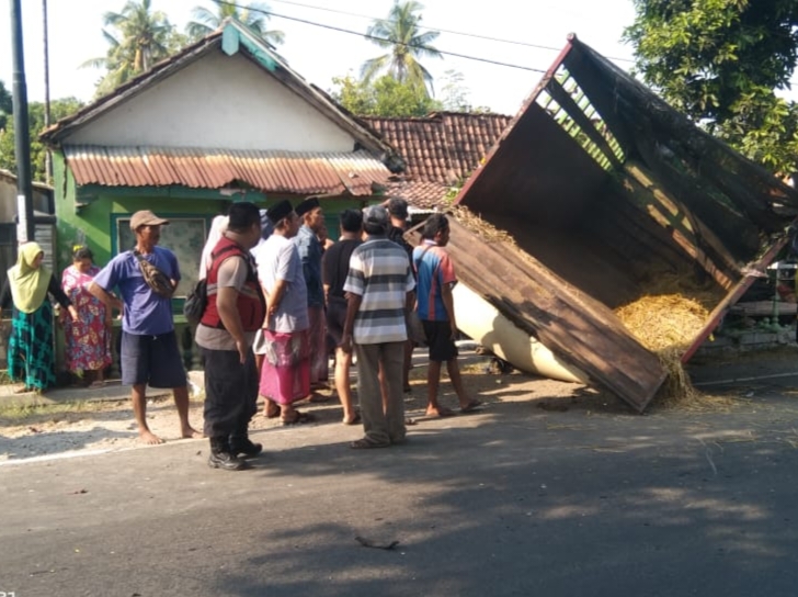 Truk Muat Sapi Tabrak Pemotor dan Rumah Warga, Satu Orang Tewas