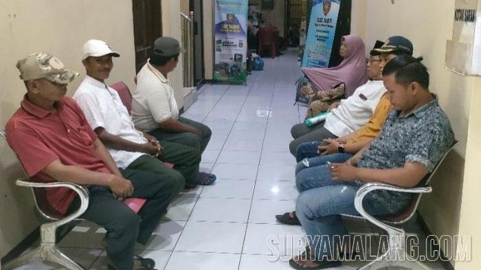 kepala-Desa-Banyuanyar-Tengah-Kecamatan-Banyuanyar-Kabupaten-Probolinggo-kartu-tani.jpg