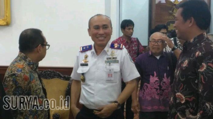 kepala-dinas-perhubungan-jawa-timur-wahid-wahyudi_20180214_185132.jpg