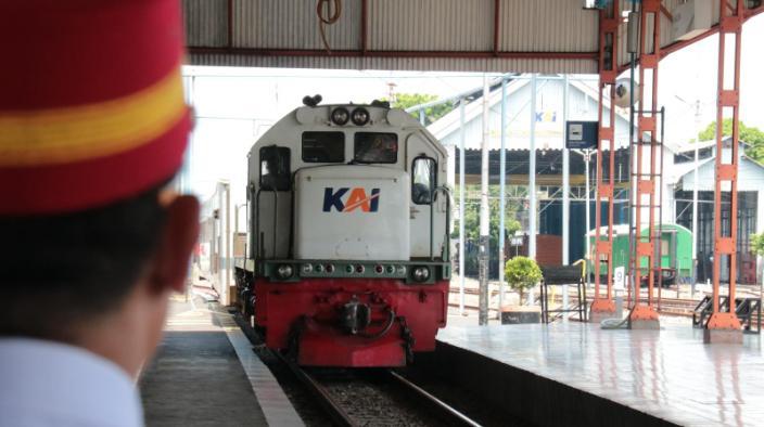 kereta-api-di-stasiun-wilayah-PT-KAI-Daop-7.jpg
