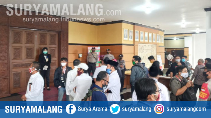 kericuhan-mewarnai-sidang-rapat-terbuka-pengundian-nomor-pasangan-calon-pilbup-malang.jpg