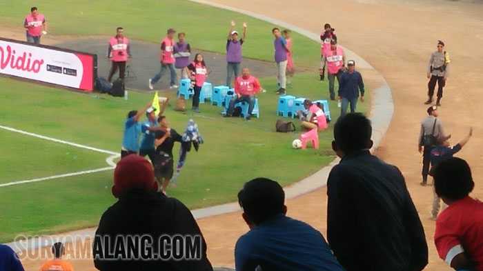 kericuhan-suporter-terjadi-usai-babak-pertama-arema-fc-vs-pss-sleman.jpg