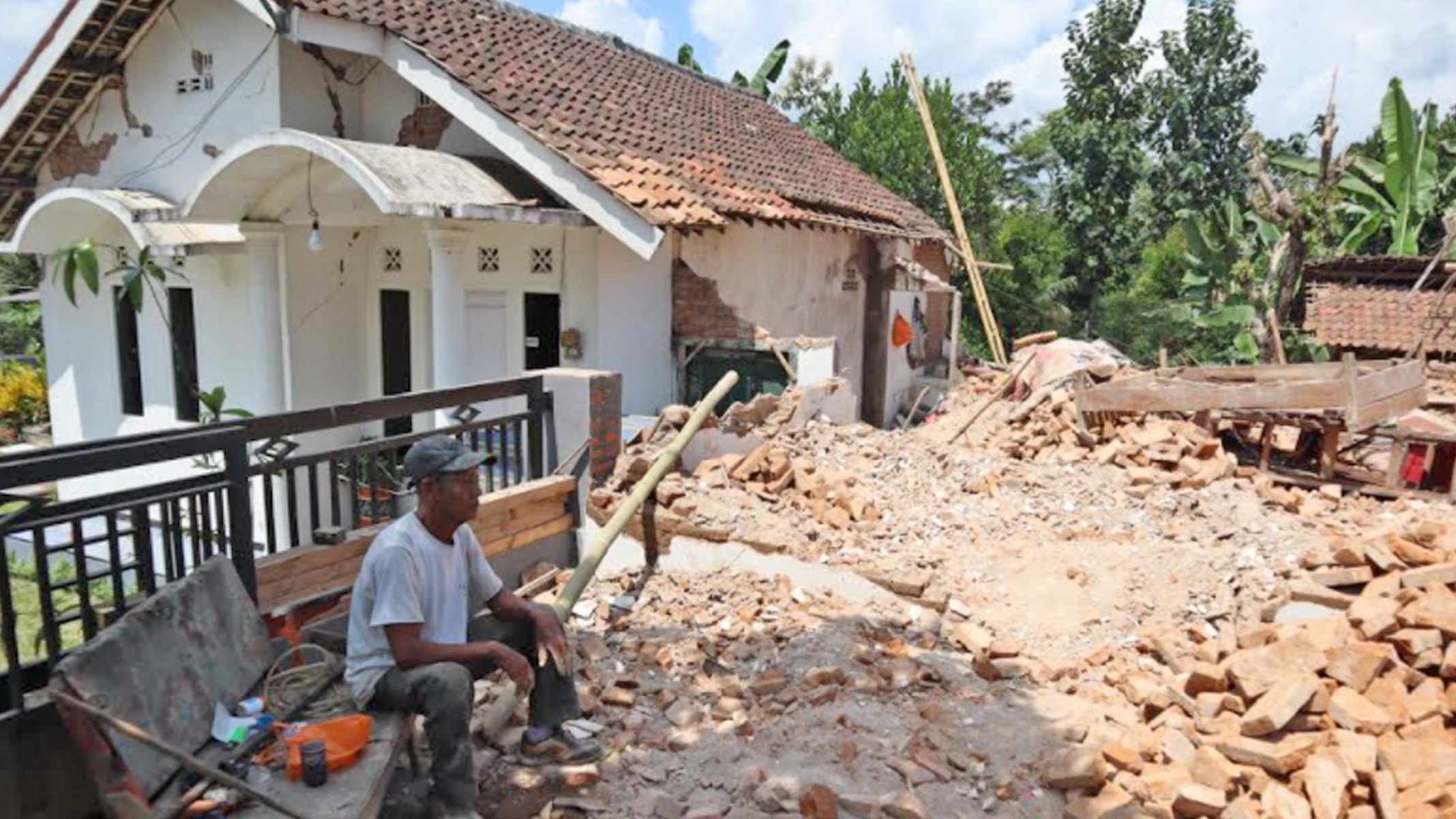 Warga Dampit Malang Teriak Berhamburan Rasakan Dampak Gempa di Blitar, 'Kami Hanya Bisa Pasrah'
