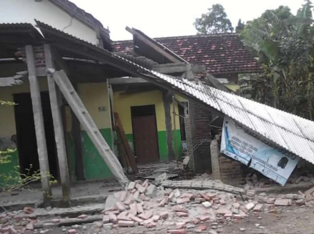 kerusakan-rumah-warga-tulungagung-karena-gempa-bumi-sabtu-1042021.jpg