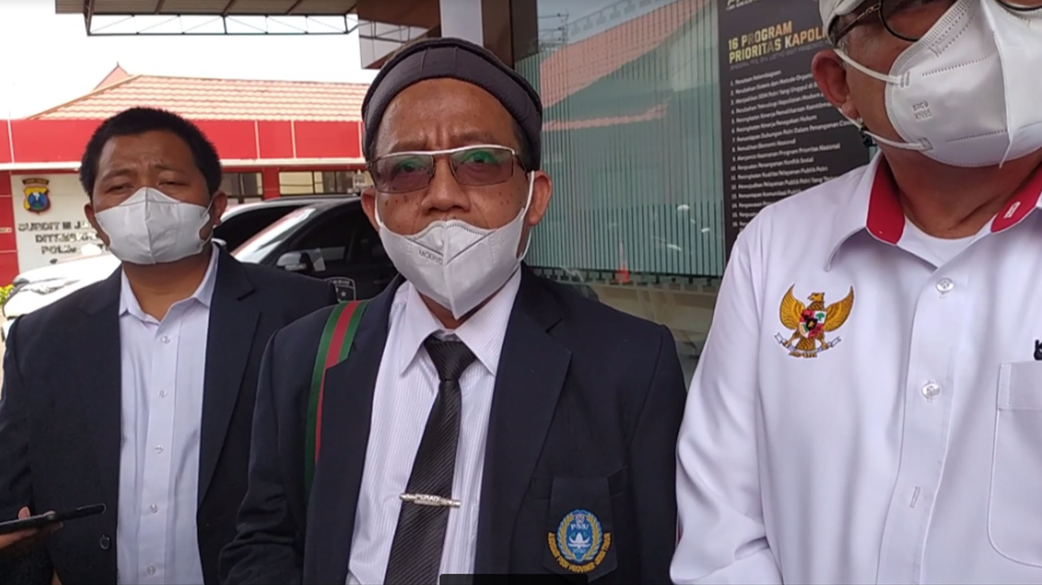 ketua-komdis-pssi-jatim-samiadji-makin-rahmat-polda-jatim.jpg