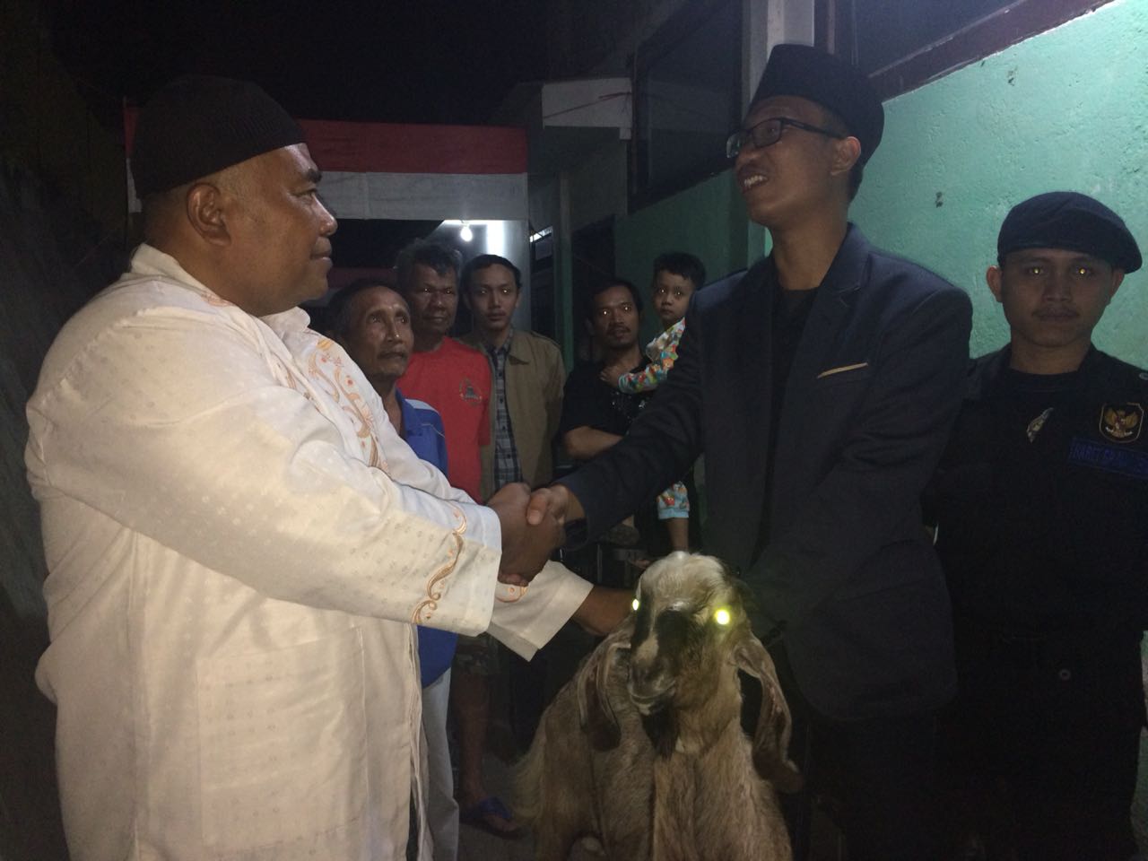 Lebaran Haji, Caleg Serahkan Kambing ke Warga Oro-Oro Dowo