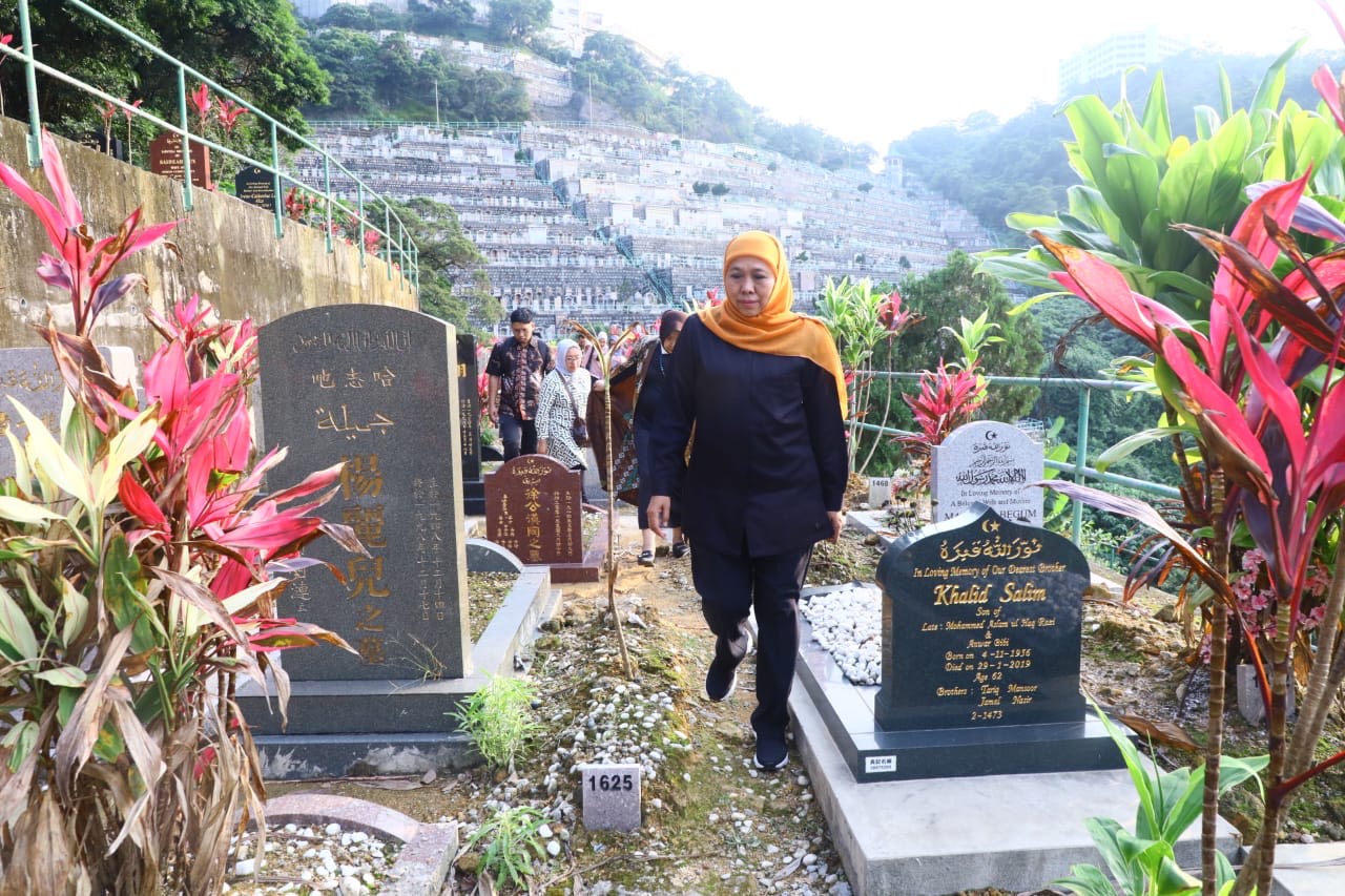 khofifah-indar-parawansa-berziarah-ke-makam-dua-pekerja-migran-indonesia.jpg