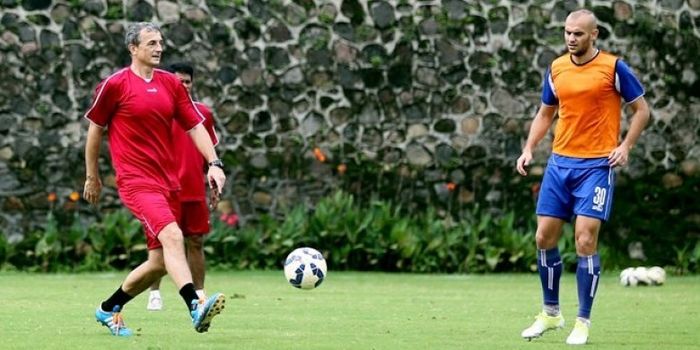kiko-insa-30-bersama-pelatih-arema-cronus-milomir-seslija-dalam-sebuah-latihan-skuat-singo-edan.jpg