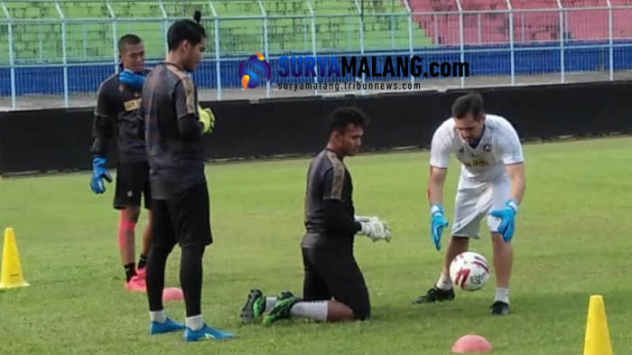 kiper-arema-fc-latihan.jpg