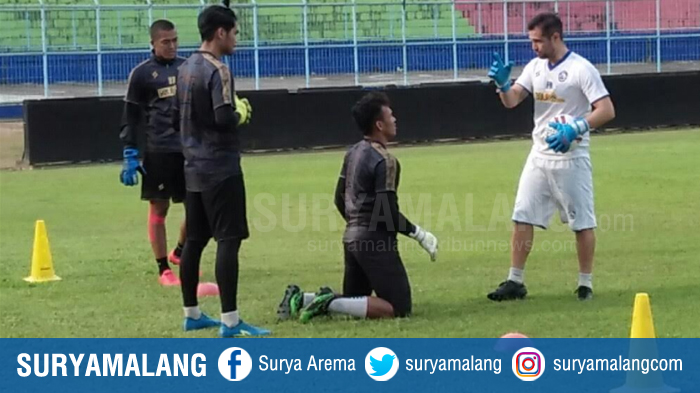 kiper-arema-fc-saat-latihan-di-stadion-kanjuruhan.jpg
