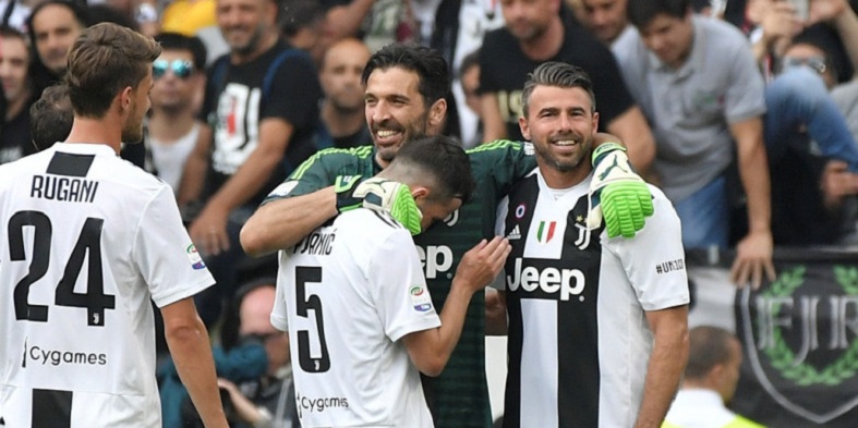 kiper-juventus-gianluigi-buffon-memeluk-miralem-pjanic-dan-andrea-barzagli_20180520_163816.jpg