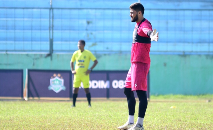 Sedang Beduka Karena Kekasih Meninggal, Adilson Maringa Tetap Ikut Latihan Arema FC - kiper-utama-arema-fc-adilson-maringa-latihan-di-stadion-gajayana-kota-malang.jpg