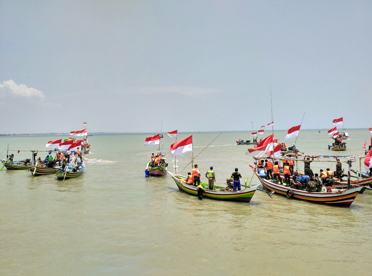 Kirab Satu Negeri Di Tuban, Arak 17 Bendera Merah Putih Di Laut.