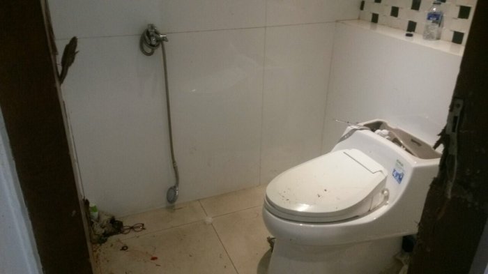 Mengapa 11 Orang Ditumpuk di Toilet Sempit? Astaga Ternyata Alasannya Sepele