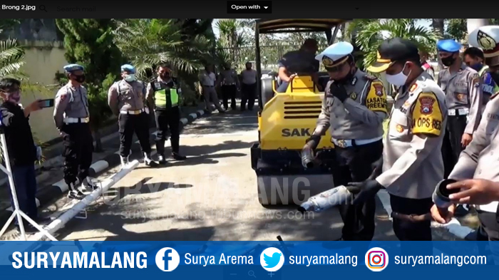 Polres Magetan Lindas Puluhan Knalpot Brong dengan Tandem Roller, Dimusnahkan