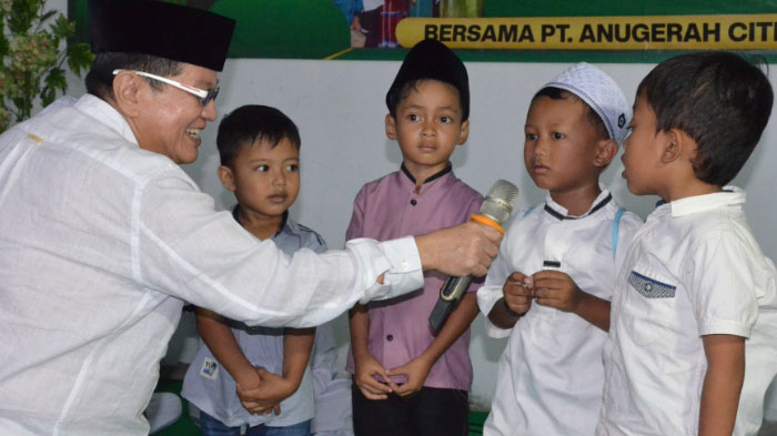 komisaris-pt-aca-iwan-kurniawan-berbincang-dengan-anak-yatim-dalam-pekan-islami-ke-xvi.jpg