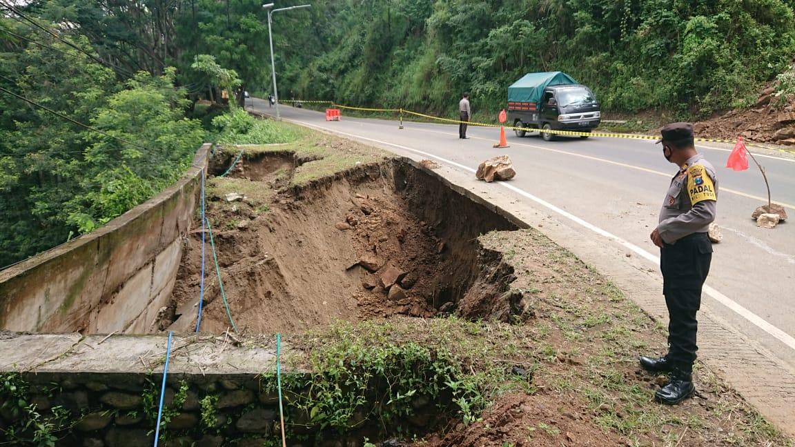 kondisi-bahu-jalan-nasional-trenggalek-ponorogo-di-km-17300-yang-ambles-akibat-longsor.jpg