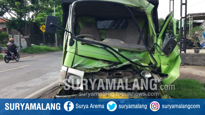 Dua Dump Truk Terlibat Kecelakaan di Gresik, Sang Sopir Luka Parah