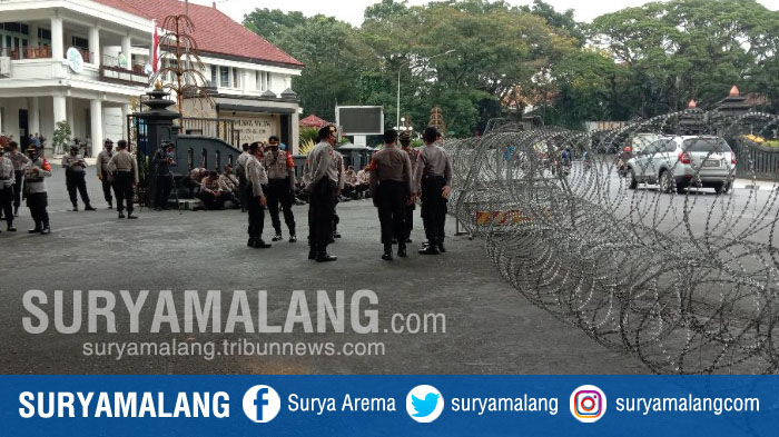 kondisi-sekitar-gedung-balai-kota-malang-jelang-demo-buruh-dan-mahasiswa-menolak-uu-cipta-kerja.jpg