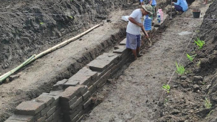 kondisi-struktur-pagar-lingkungan-yang-ditemukan-bpcb-jatim-di-situs-karangtengah-kota-blitar.jpg