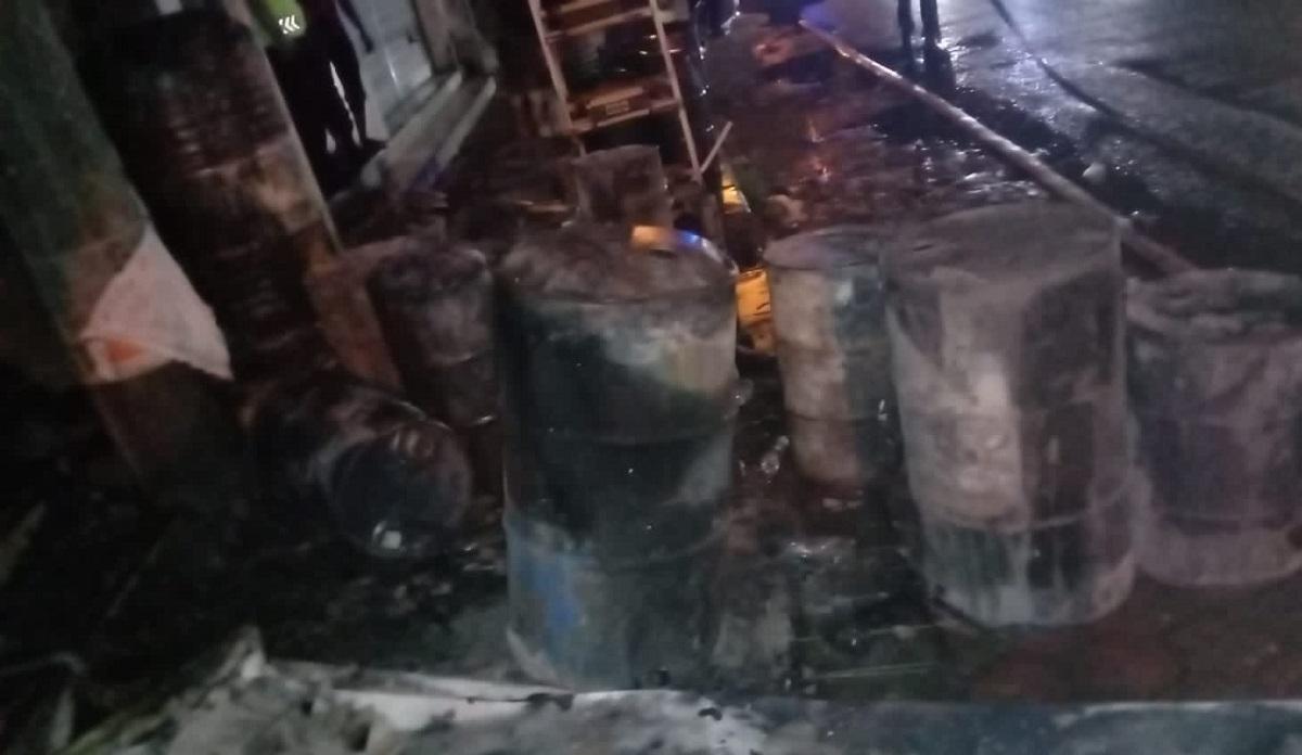 kondisi-toko-sembako-dan-pakan-ternak-usai-terbakar-di-Kecamatan-Turen.jpg