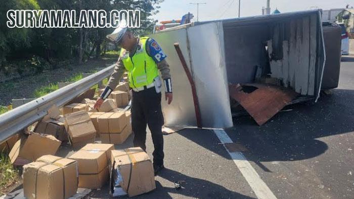 kondisi-truk-boks-terguling-di-Tol-Banyu-Urip-Perak-KM-4800.jpg