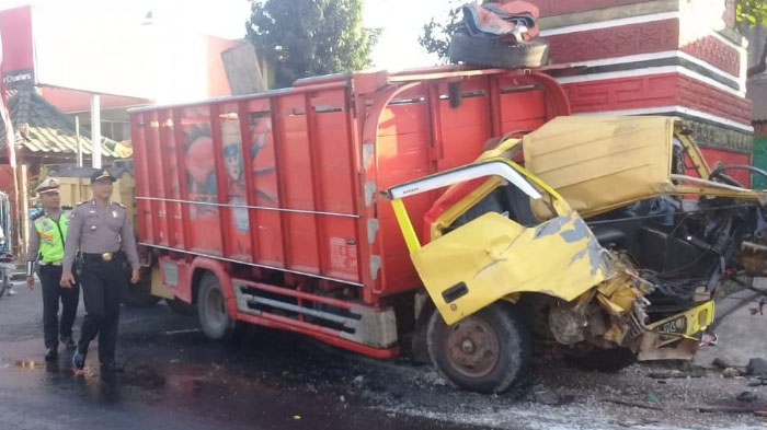 kondisi-truk-setelah-menabrak-truk-gandeng-di-batas-kota-kecamatan-sukorejo-kota-blitar.jpg