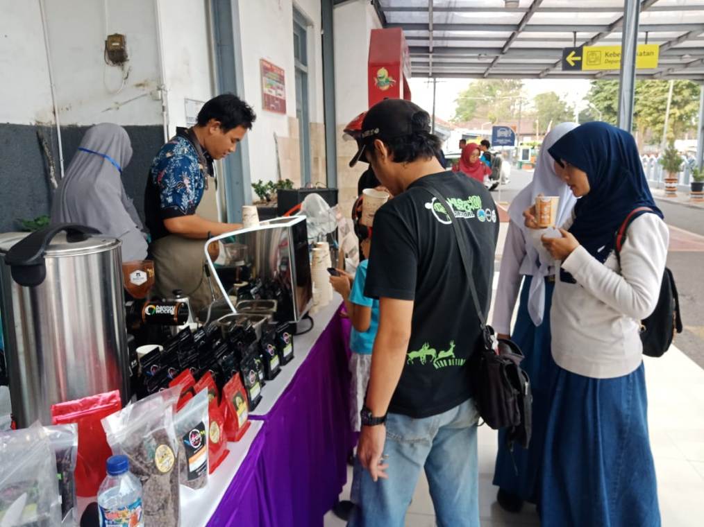Ada 2.000 Cup Kopi Gratis Di Stasiun Jember Dalam Rangka HUT PT KAI