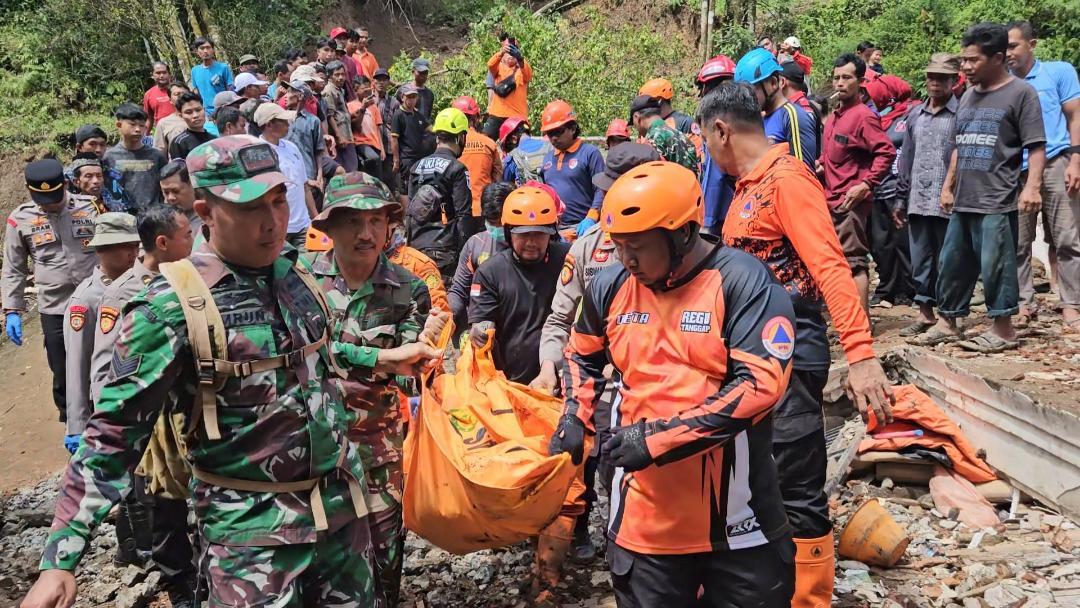 korban-tanah-longsor-di-Desa-Depok-Kecamatan-Bendungan-Kabupaten-Trenggalek-Jawa-Timur.jpg