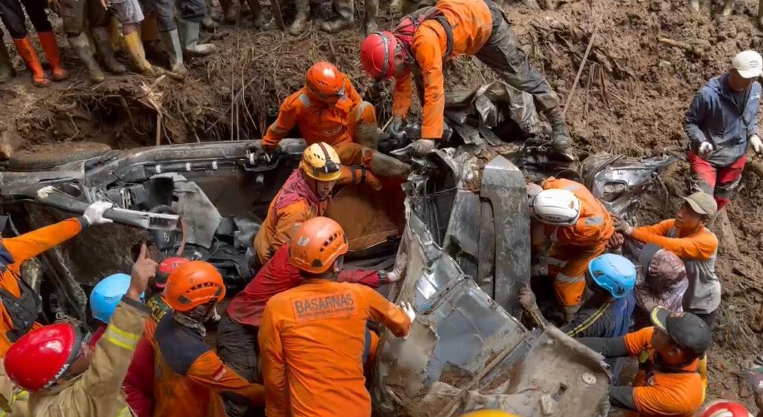 suryamalang/korban-tewas-di-dalam-mobil-Innova-yang-tersapu-bencana-tanah-longsor-di-Jalur-Cangar-Pacet.jpg
