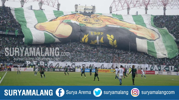 koreo-bonek-dan-bonita-di-tribun-utara-saat-persebaya-surabaya-menjamu-psis-semarang.jpg
