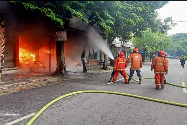 korsleting-listrik-picu-kebakaran-tiga-kios-helm-milik-suadi-di-jalan-trunojoyo-kota-malang.jpg